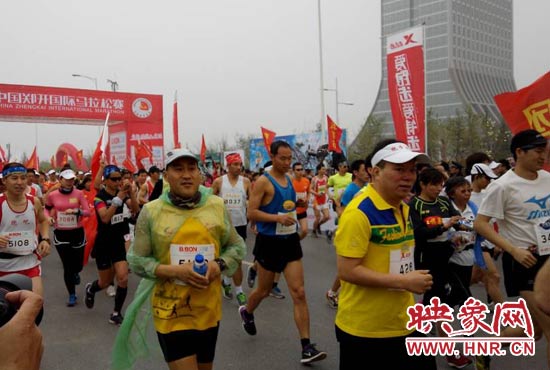 3月30日上午8點(diǎn)20分，2014鄭開(kāi)國(guó)際馬拉松賽在鄭開(kāi)大道鳴槍起跑。