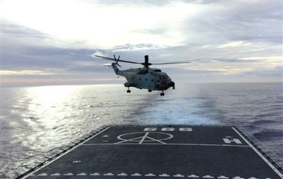 3月29日，一架艦載直升機(jī)從井岡山艦起飛執(zhí)行搜索任務(wù)。當(dāng)天，海軍井岡山艦抵達(dá)南印度洋新任務(wù)區(qū)開始搜索。 新華社發(fā)