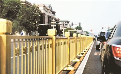 從復(fù)興門(mén)到建國(guó)門(mén)，長(zhǎng)安街一線全部更換為金色護(hù)欄 攝影/本報(bào)記者 郝羿