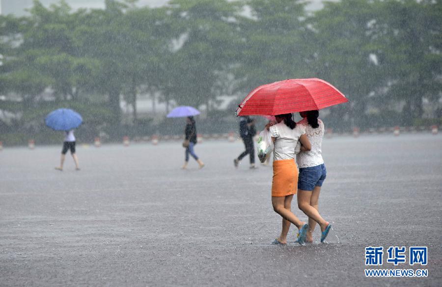 5月11日，市民在深圳梅林檢查站廣場(chǎng)冒雨出行。