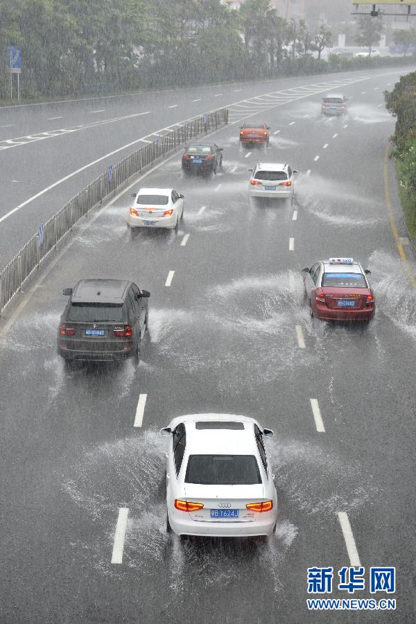 　5月11日，車(chē)輛在深圳街頭涉水前行。