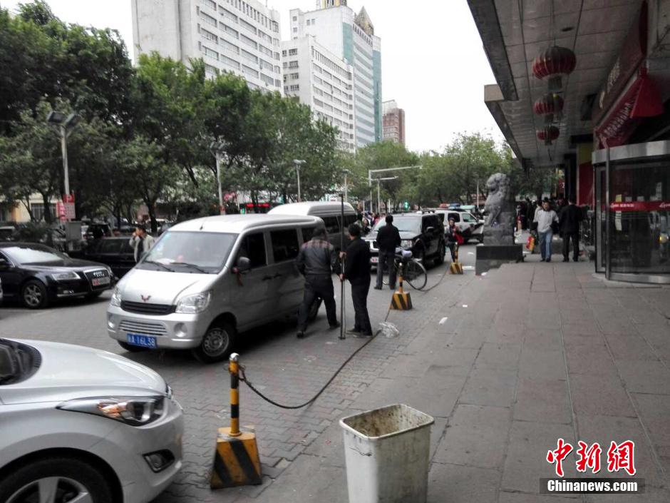 自治區(qū)和烏魯木齊市有關(guān)部門迅速處置，傷員已全部送往醫(yī)院救治。