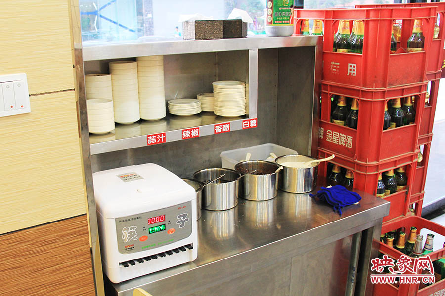 調(diào)料、小碟、餐具也都被放在另一張單獨(dú)的桌子上,需要用餐者“自助”。