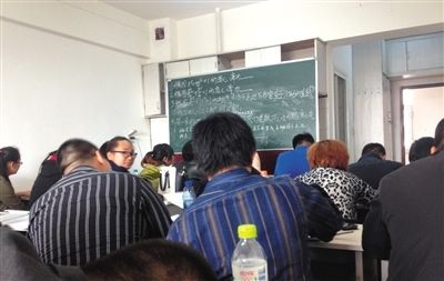 5月6日，大慶市，油田實行招工考試后，出現(xiàn)了各種考前輔導班。