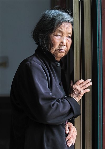 為了能“睡棺木”土葬，潘秀英四次喝農(nóng)藥自殺，后被搶救過來。