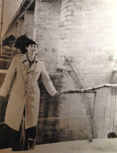 1995年，于英生在蚌埠淮河閘上留影。