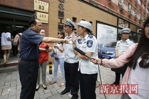 市環(huán)保局和東城區(qū)環(huán)保局聯(lián)合出動，再次檢查國家文物局食堂環(huán)境污染問題，在門口受阻。新京報記者 高瑋 攝
