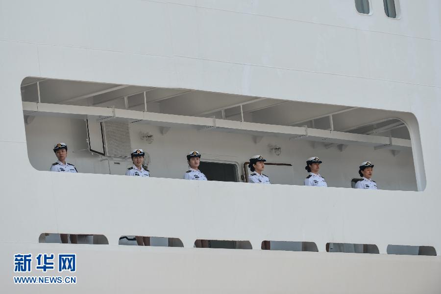  6月9日，在浙江舟山某軍港，和平方舟醫(yī)院船上的海軍官兵列隊與港口送行人員告別。
