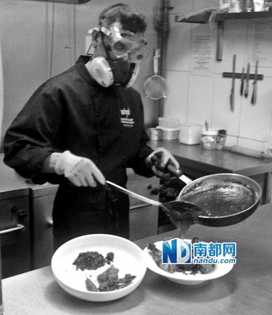 廚師在烹制最辣雞腿醬時(shí)要戴“防辣”面罩。