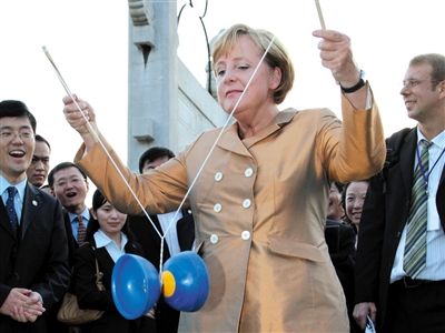 2007年8月27日，北京，默克爾正在玩扯鈴。