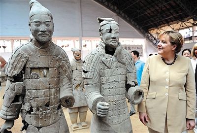 2010年7月17日，西安，默克爾參觀兵馬俑，慶祝生日。