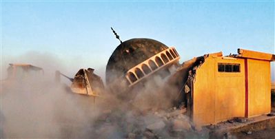 ISIS武裝人員駕駛推土機(jī)推倒一座清真寺的墻體。