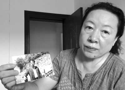 劉吉強(qiáng)的姐姐劉麗霞手持弟弟當(dāng)年的照片。劉吉強(qiáng)在給家人的書信中多次要求申冤，家人為此奔走了16年。京華