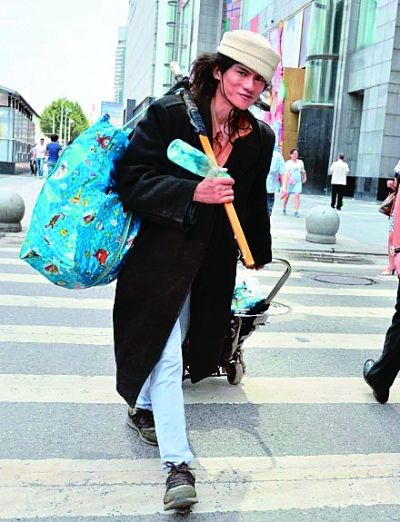 在武廣附近拍攝到的拾荒男。