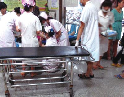 9月22日，在湖南省醴陵市第二醫(yī)院，爆炸事故傷員在接受救治（手機拍攝）。新華社發(fā)