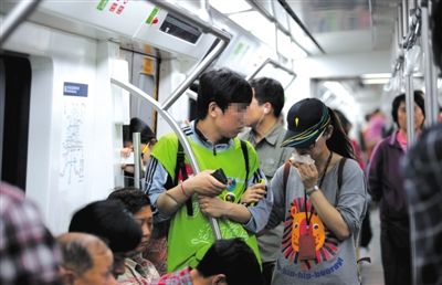 地鐵14號線，一名乘客正在車廂內(nèi)飲食。