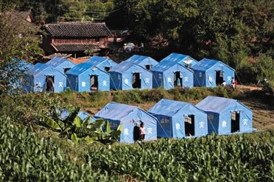 　昨日，云南省景谷縣永平鎮(zhèn)芒費(fèi)村地震中70受損戶，部分村民安置在帳篷里。