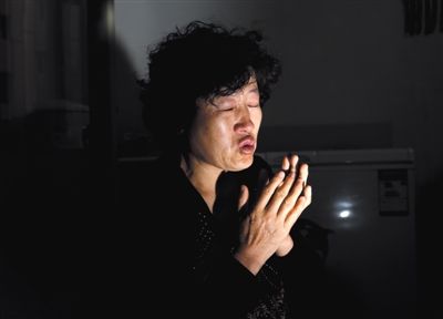昨日,呼格吉勒?qǐng)D的媽媽尚愛云在內(nèi)蒙古呼市家中講述這些年來的上訪經(jīng)歷。本版圖片/新京報(bào)記者 郭鐵流