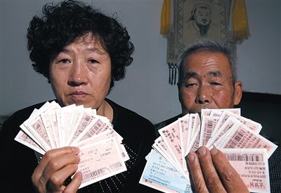 尚愛云夫婦展示上訪留下的車票,這些只是一部分。