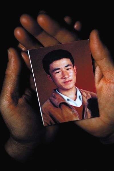 尚愛云捧著兒子的照片。