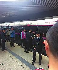 昨日18時57分，北京地鐵5號線惠新西街南口一女子遭遇不幸。昨晚9時記者在中日友好醫(yī)院發(fā)現(xiàn)女子已不幸身亡，女子遇險是被夾在安全門和地鐵門中間，列車啟動后掉下站臺。