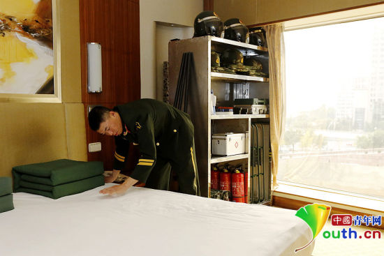 　11月7日，一名武警官兵在APEC駐地中國(guó)大飯店的房間內(nèi)整理內(nèi)務(wù)。