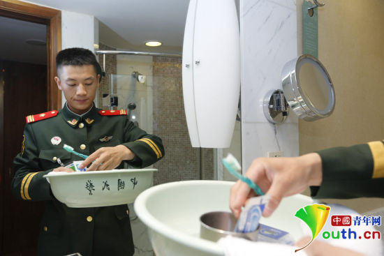 駐守APEC駐地中國(guó)大飯店的武警官兵將自己平時(shí)使用的臉盆、毛巾等帶到酒店房間。