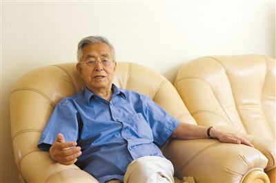 楊維駿 歷任云南省政協(xié)副主席等職。89歲高齡的楊維駿為12名失地農(nóng)民代表開(kāi)道，到云南省政協(xié)反映問(wèn)題。