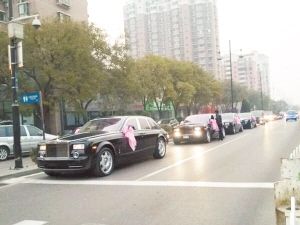 豪華婚禮車隊(duì)。(網(wǎng)友供圖)