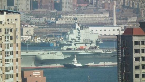 青島軍港周圍高樓林立，一睹遼寧號真容只需要一個好天氣（資料圖片）