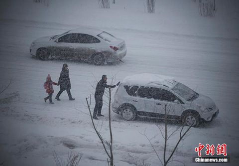 12月8日，經(jīng)過(guò)一夜降雪，烏魯木齊已是皚皚白雪一片。（圖片來(lái)源于中新網(wǎng)）
