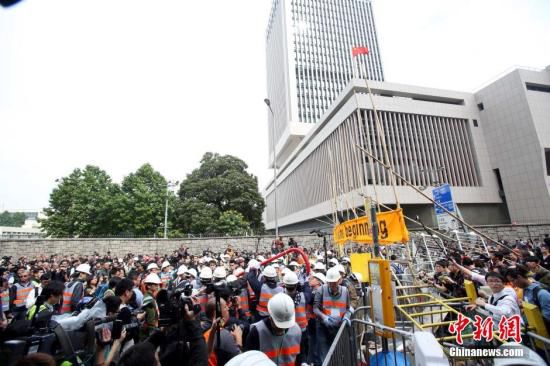 12月11日上午，香港非法“占領區(qū)”清除障礙物。
