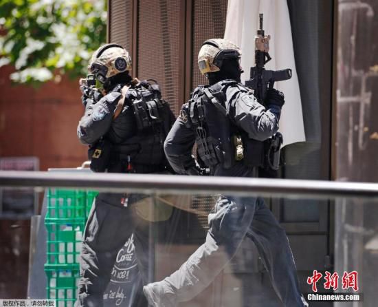 目前咖啡館已經(jīng)關(guān)閉，警方，包括全副武裝的特警隊已經(jīng)將咖啡館包圍。