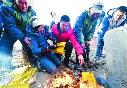 昨日，呼格吉勒圖的父母揣著無罪判決書的復(fù)印件來到兒子墳前祭奠。　/新華社