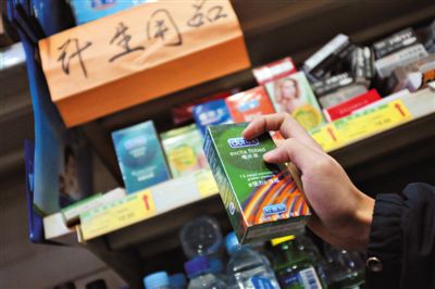 清苑路“世紀(jì)華聯(lián)超市清友園店”的貨架上，擺放著購自網(wǎng)店的“高仿”避孕套。