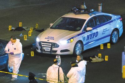 美國紐約兩名警察20日在巡邏車內突遭槍擊身亡。紐約警察局長威廉·布拉頓說，槍手行兇后跑入附近一座地鐵站飲彈自盡，沒有跡象顯示這起血案與恐怖主義有關聯(lián)。