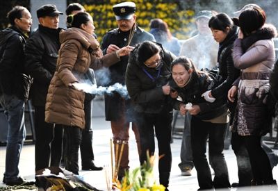 昨日，上海，外灘踩踏事件遇難者家屬來(lái)到事發(fā)地獻(xiàn)花祭奠。