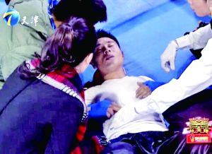 天津衛(wèi)視一檔明星真人秀娛樂節(jié)目中，海南省武術(shù)協(xié)會副秘書長楊成章被打倒在地，表情痛苦。