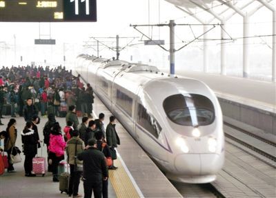 　2014年1月3日，江蘇徐州，旅客在等候乘坐京滬高鐵和諧號(hào)動(dòng)車組列車。圖/CFP