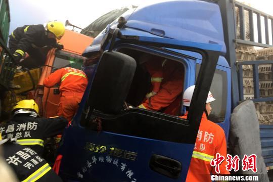 圖為21日，蘭南高速河南段21輛汽車發(fā)生連環(huán)相撞事故，消防人員對(duì)被困傷員進(jìn)行緊急救援。　郭浩　攝