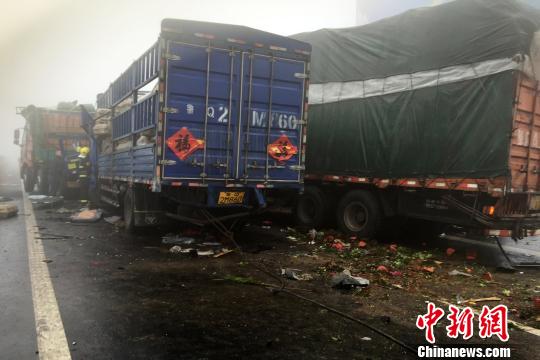 圖為21日，蘭南高速河南段車禍?zhǔn)鹿尸F(xiàn)場(chǎng)一片狼藉?！」啤z