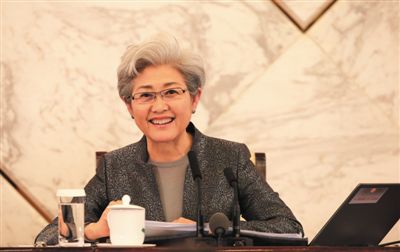 3月4日，十二屆全國人大三次會議在人民大會堂舉行新聞發(fā)布會，大會發(fā)言人傅瑩回答中外記者的提問。