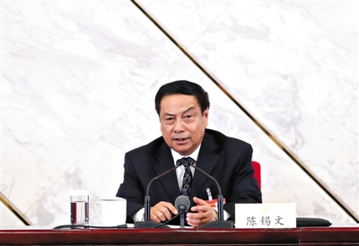　全國政協(xié)委員、中央農(nóng)村工作領(lǐng)導小組副組長陳錫文。