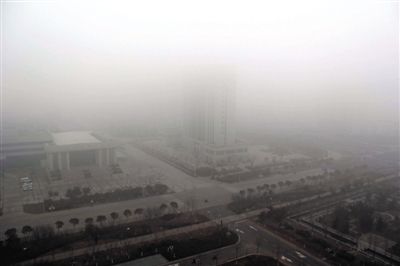 昨日，連云港市贛榆區(qū)14層高樓上拍攝的大霧天氣。當(dāng)日，江蘇省多地出現(xiàn)大霧天氣。新華社發(fā)