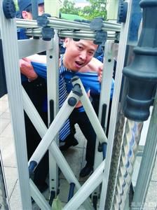 律師王甫在試圖跑進(jìn)衡陽中院大門時被圍攻者阻止，西服和襯衣被撕爛。
