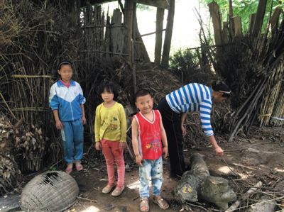 羅梅和她的三個(gè)孩子。中間兩個(gè)孩子為羅梅夫婦在逃亡途中所生。新京報(bào)記者 蕭輝 攝