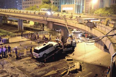 路虎車被扶正后，救援車將其拖離現(xiàn)場。