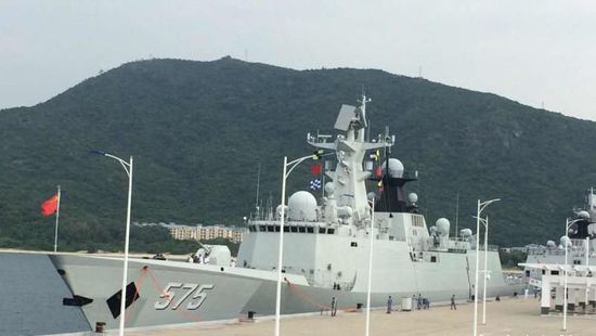 中國海軍艦艇編隊(duì)12日上午從三亞起航，參加“和平友誼-2015”中馬兩軍首次實(shí)兵聯(lián)演。
