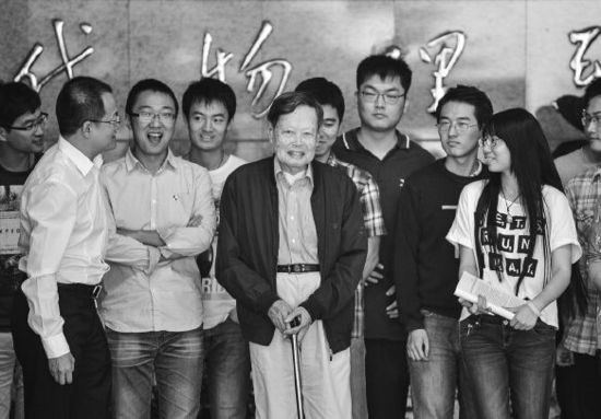 楊振寧與中國科大的同學(xué)合影。