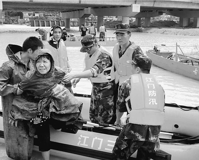 5日，廣東江門市邊防官兵解救被洪水圍困的群眾。 廖 鍵攝（人民視覺）